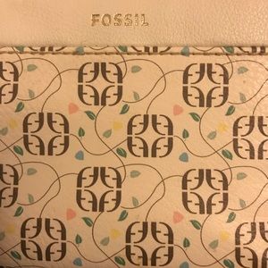 Fossil Wallet Pretty Leaf Design 🍃 Used for a few weeks then…